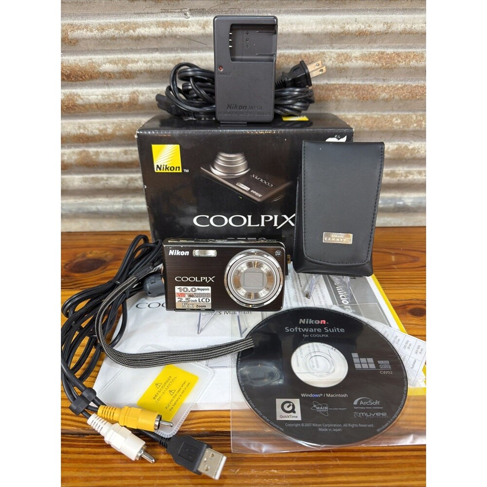 Nikon COOLPIX S550 10.0MP Digital Camera Black Tested/Working Charger Accessorie